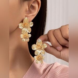 NWT ONE PAIR FASHIONABLE FLOWY ELEGANT FLOWER SHAPE